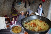 ببینید؛ غذای روستایی در افغانستان؛ پخت کابلی پلو در غاری دورافتاده