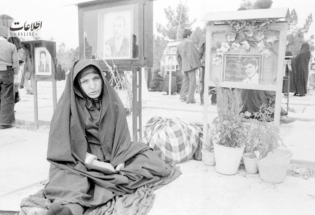 (عکس) سفر به تهران قدیم؛ سیزده بدر تهرانی ها در بهشت‌ زهرا 45 سال قبل