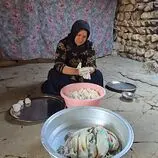 ببینید| غذای روستایی در ایران؛ مراحل تهیه کشک به روش سنتی و توسط یک بانوی عشایر