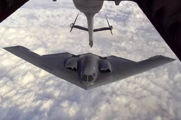 بمب افکن B-2 چند بمب حمل می‌کند و سرعت آن چقدر است؟