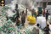 ببینید| مراحل دیدنی بازیافت ضایعات پلاستیکی و تولید سطل، صندلی و شلنگ با آنها