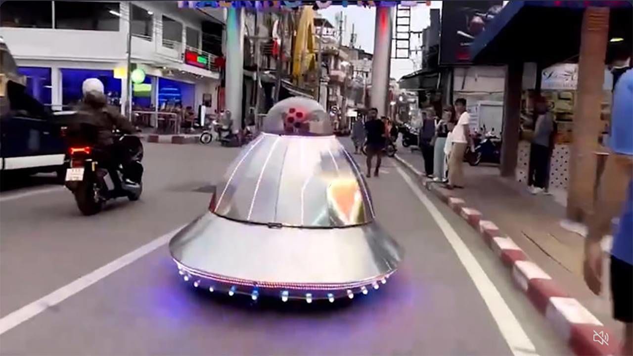 (ویدئو) ماشین آدم فضایی‌ها در خیابان‌های نیویورک
