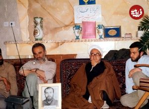 عکس؛ سفر در زمان؛ «محمدصادق خلخالی با کلاشینکف و لباس نظامی» در جبهه؛ دهه 60
