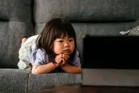 مطالعه جدید: قرارگیری مداوم نوزاد در معرض نمایشگر می‌تواند منجر به اضطراب در نوجوانی شود