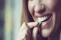 فواید جالب آدامس برای این گروه از زنان