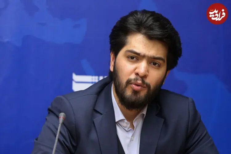 عکس| سفر به گذشته؛ همسر دوم و پسر دوم ایرج قادری در کنار مزارش؛ سال 1401