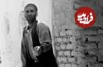 عکس| سفر به ایران قدیم؛ مردان روستایی و گونی بزرگ در یکی از کوچه‌های روستا؛ سال 40