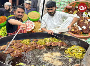 (ویدئو) غذای خیابانی در پاکستان؛ پخت چپلی کباب در پیشاور 