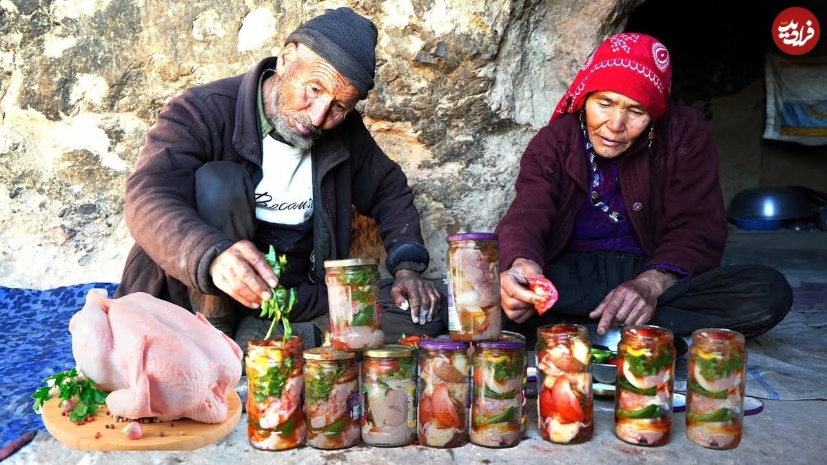 (ویدئو) پخت نان روی ساج و مرغ در ظروف شیشه ای توسط زوج غار نشین افغانستانی