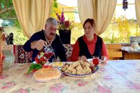 ببینید، غذای روستایی در گرجستان؛ پخت مرغ و غذای سنتی «دزیر‌دزا» (Dzyrdza) 