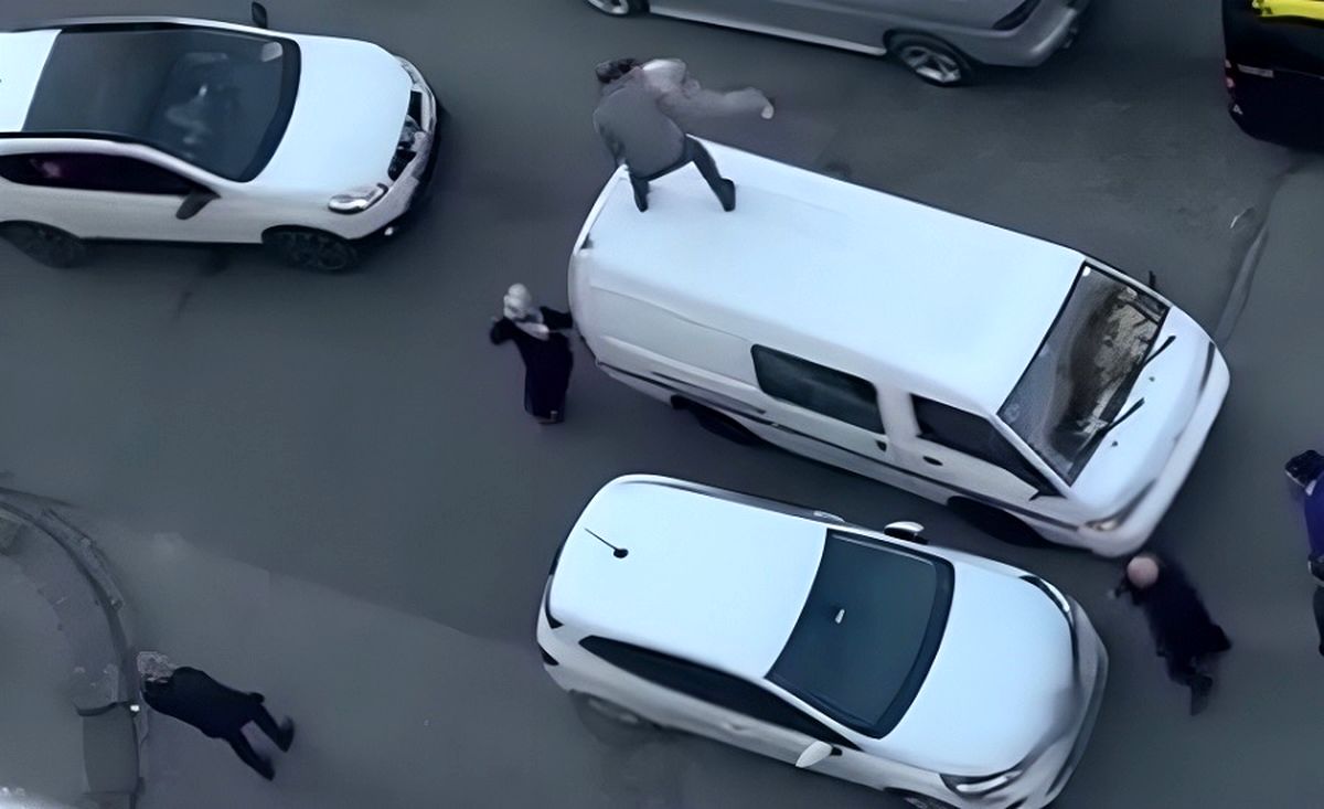 (ویدئو) درگیری جنجالی رانندگان با یکدیگر وسط ترافیک مقابل دوربین!