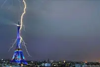 ببینید| لحظه اصابت صاعقه به برج ایفل