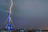 ببینید| لحظه اصابت صاعقه به برج ایفل