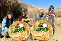 ویدئو| غذای روستایی در افغانستان؛ تهبه بولانی سنتی در کوهستان توسط خانواده افغان