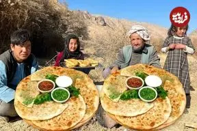 ویدئو| غذای روستایی در افغانستان؛ تهبه بولانی سنتی در کوهستان توسط خانواده افغان