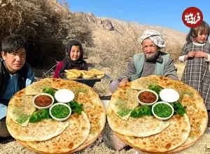 ویدئو| غذای روستایی در افغانستان؛ تهبه بولانی سنتی در کوهستان توسط خانواده افغان