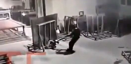 ( ویدیو) لحظه هولناک سقوط پالت شیشه روی سر کارگر؛ حاوی تصاویر دلخراش