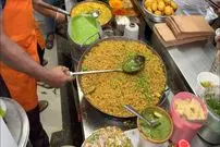 ببینید| غذای خیابانی در هند؛ پخت برنج سرخ شده با تخم مرغ و فلفل در بنگلور