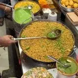 ببینید| غذای خیابانی در هند؛ پخت برنج سرخ شده با تخم مرغ و فلفل در بنگلور