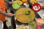 ببینید| غذای خیابانی در هند؛ پخت برنج سرخ شده با تخم مرغ و فلفل در بنگلور