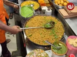 ببینید| غذای خیابانی در هند؛ پخت برنج سرخ شده با تخم مرغ و فلفل در بنگلور