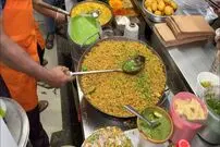 ببینید| غذای خیابانی در هند؛ پخت برنج سرخ شده با تخم مرغ و فلفل در بنگلور
