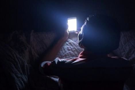 نور آبی ساطع شده از تلفن موجب اختلال در خواب نمی شود؟