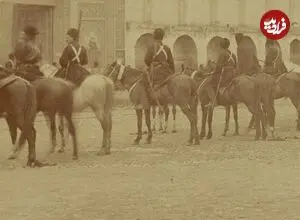 عکس| سفر زمان؛ گروهان سواره‌نظام قاجاری در میدان توپخانه تهران؛ 140 سال قبل
