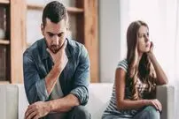 7نشانه که این زن دیگر حواس‌اش به شما نیست