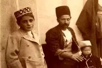 عکس| سفر به عصر قاجار؛ یک خانوادۀ ارمنی در حیاط خانه‌شان در جلفای اصفهان