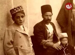 عکس| سفر به عصر قاجار؛ یک خانوادۀ ارمنی در حیاط خانه‌شان در جلفای اصفهان