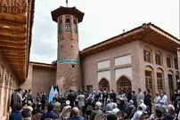 عکس| سفر به ایران قدیم؛ «مردان رشتی در کنار مسجد جامع»؛ بیش از یک قرن قبل
