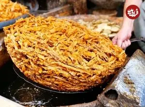 ببینید| غذای خیابانی در هند؛ پخت نان و غذا با ساقه نیلوفر آبی در کشمیر