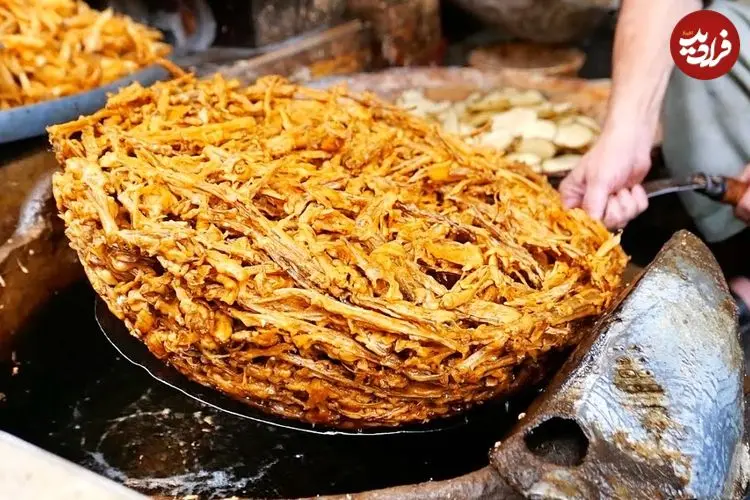 ببینید| غذای خیابانی در هند؛ پخت نان و غذا با ساقه نیلوفر آبی در کشمیر