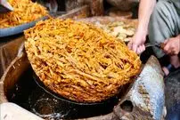 ببینید| غذای خیابانی در هند؛ پخت نان و غذا با ساقه نیلوفر آبی در کشمیر