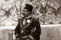 عکس؛ سفر در زمان؛ «ظل السلطان پسر مستبد ناصرالدین شاه در کنار فرزندش»؛ سال 1280