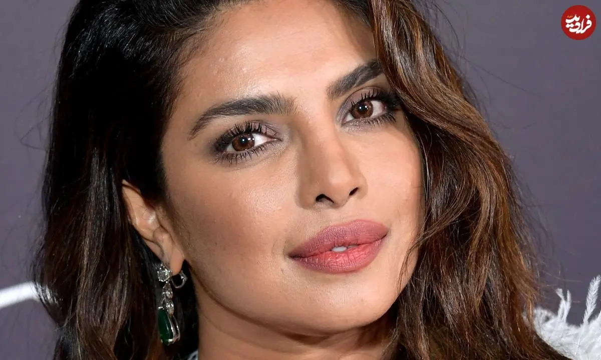 عکس؛ سفر در زمان؛ پریانکا چوپرا در حال بازدید از یک گوردوارا در بمبئی؛ سال 1388