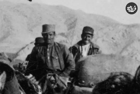 عکس| سفر زمان؛ «کاروان مردان خر سوار» در یکی از جاده‌های ایران؛ 91 سال قبل
