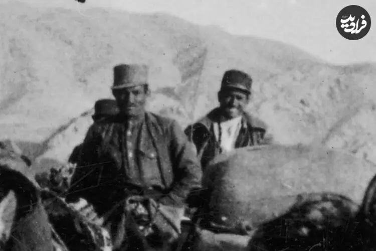 عکس| سفر زمان؛ «کاروان مردان خر سوار» در یکی از جاده‌های ایران؛ 91 سال قبل