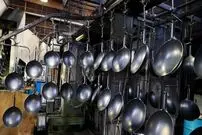 (ویدئو) عملیات تماشایی تولید ماهیتابه های مشهور ژاپنی در کارخانه را ببینید