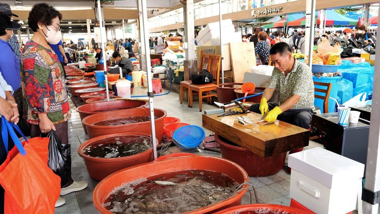 (ویدئو) مهارت هیجان انگیز این ماهی فروش کره ای در برش زدن ماهی شما را شگفت زده می کند!
