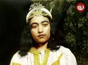 عکس| سفر در زمان؛ «مرضیه، خواننده قبل انقلاب» در حال چای خوردن در خانه اش؛ سال 55