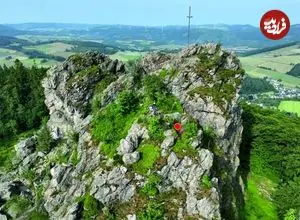 کشف تبرهای آهنی که 2 هزار سال قبل در بالای یک صخره دفن شده‌اند