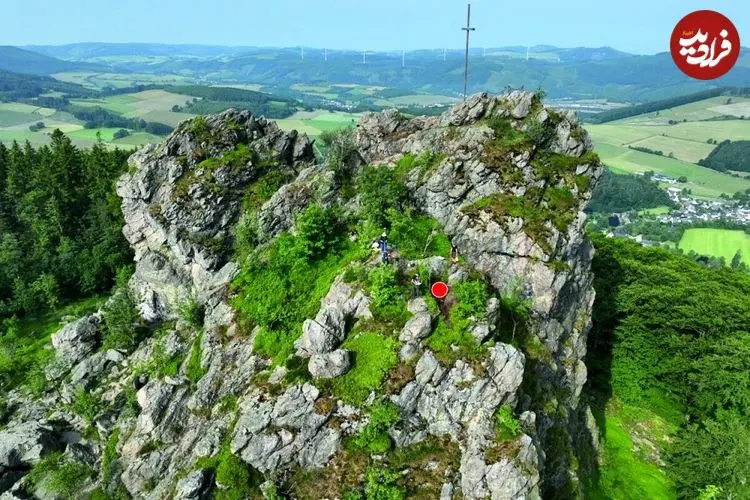 کشف تبرهای آهنی که 2 هزار سال قبل در بالای یک صخره دفن شده‌اند