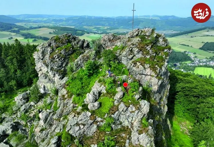 کشف تبرهای آهنی که 2 هزار سال قبل در بالای یک صخره دفن شده‌اند