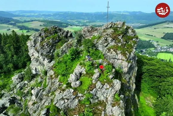 کشف تبرهای آهنی که 2 هزار سال قبل در بالای یک صخره دفن شده‌اند