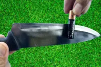 (ویدئو) 4 روش برای تیز کردن چاقو مانند تیغ با باتری قلمی 1.5 ولتی