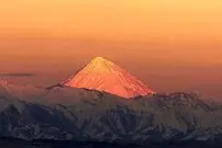 ببینید؛ ثبت نوازش طلوع بر شانه دماوند از قله توچال