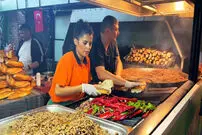 (ویدئو) غذای خیابانی در ترکیه؛ از ساندویچ سوسیس تا دونر مرغ در استانبول