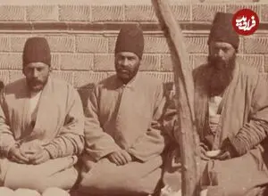 عکس| سفر زمان؛ درباریان ناصرالدین شاه با «کیسه‌های پول» در حیاط قصر